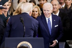 Ông Biden để lại bức thư 'Gửi Số 47' cho ông Trump ở Nhà Trắng